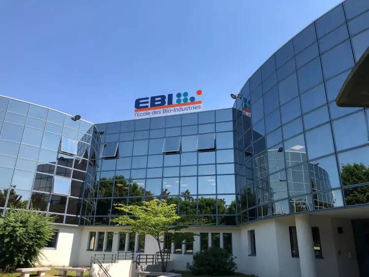 Fabrication et pose d'une enseigne sur le toit de l'École de Biologie Industrielle
