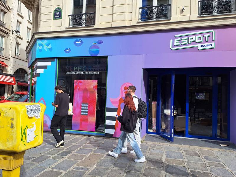 Marquage d'une vitrine d'un magasin Sephora rue de Rivoli à Paris