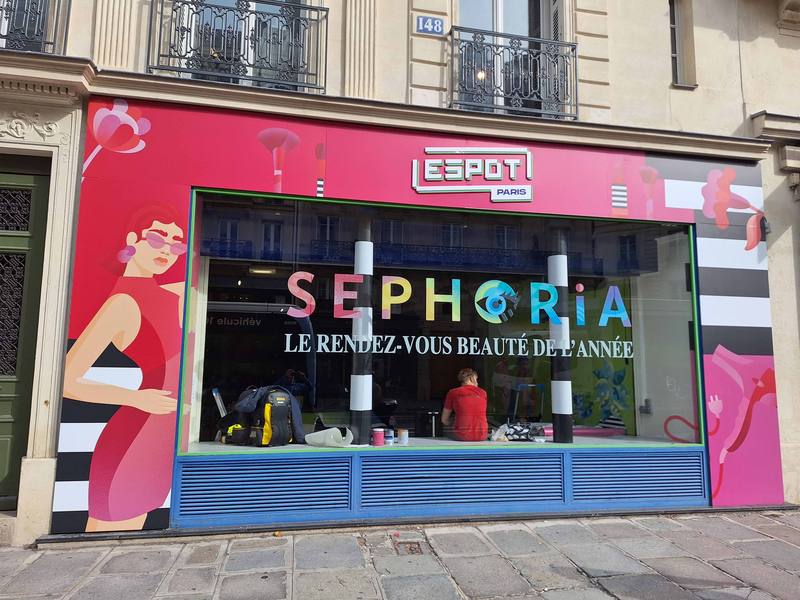 Fabrication et pose de vitrophanie et adhésif vitrine sur la devanture du Sephora de paris 