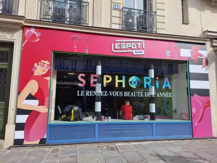 Pose d'adhésif sur la vitrine d'un magasin Sephora à Paris