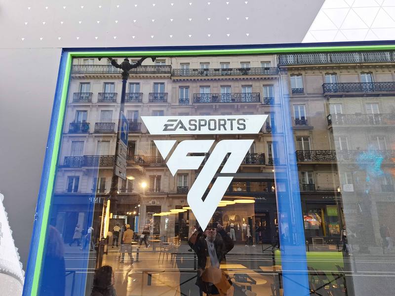 Publipeint est intervenu à Paris pour la conception et la pose d'adhésif vitrine