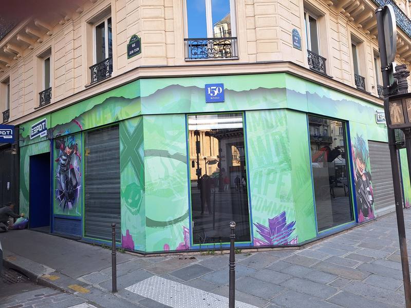 Fabrication et installation d'un marquage adhésif sur la vitrine d'un magasin à paris
